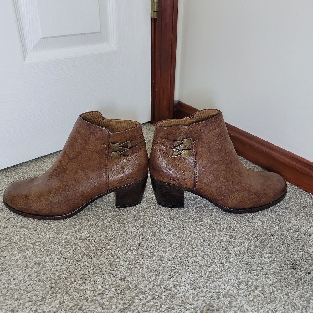 B.O.C Women's Darley Brown Ankle Booties w/ Side Buckle Accent, Size 9 - Picture 3 of 8